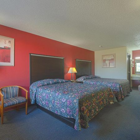 Regency Inn & Suites By Oyo Bay City Tx Экстерьер фото