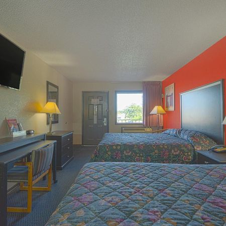 Regency Inn & Suites By Oyo Bay City Tx Экстерьер фото