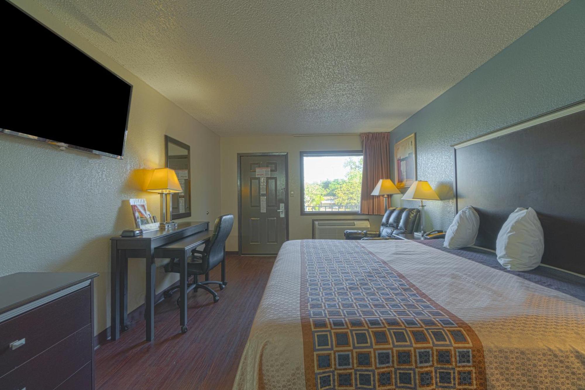 Regency Inn & Suites By Oyo Bay City Tx Экстерьер фото
