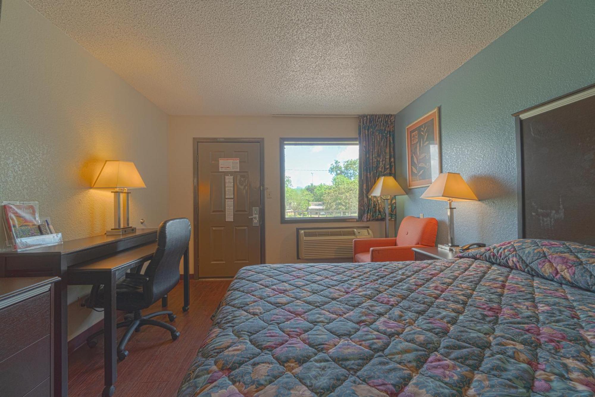 Regency Inn & Suites By Oyo Bay City Tx Экстерьер фото