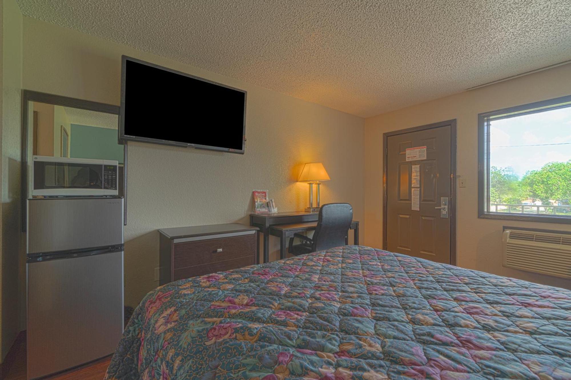 Regency Inn & Suites By Oyo Bay City Tx Экстерьер фото