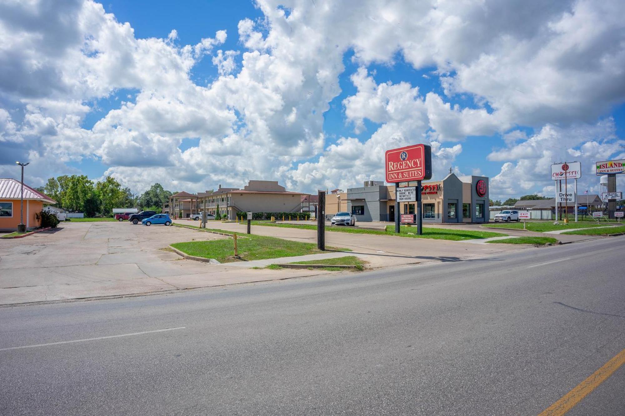 Regency Inn & Suites By Oyo Bay City Tx Экстерьер фото