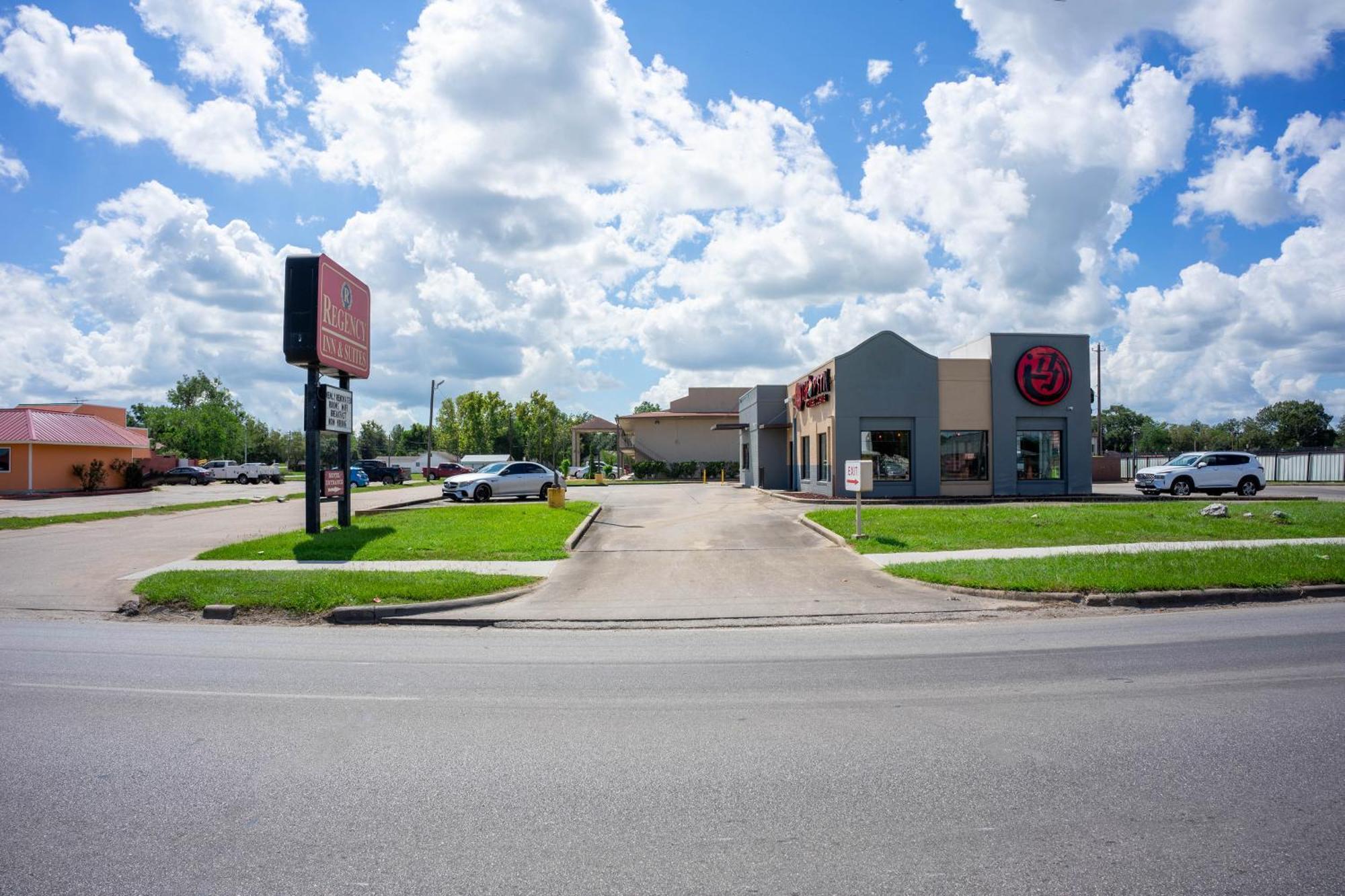 Regency Inn & Suites By Oyo Bay City Tx Экстерьер фото