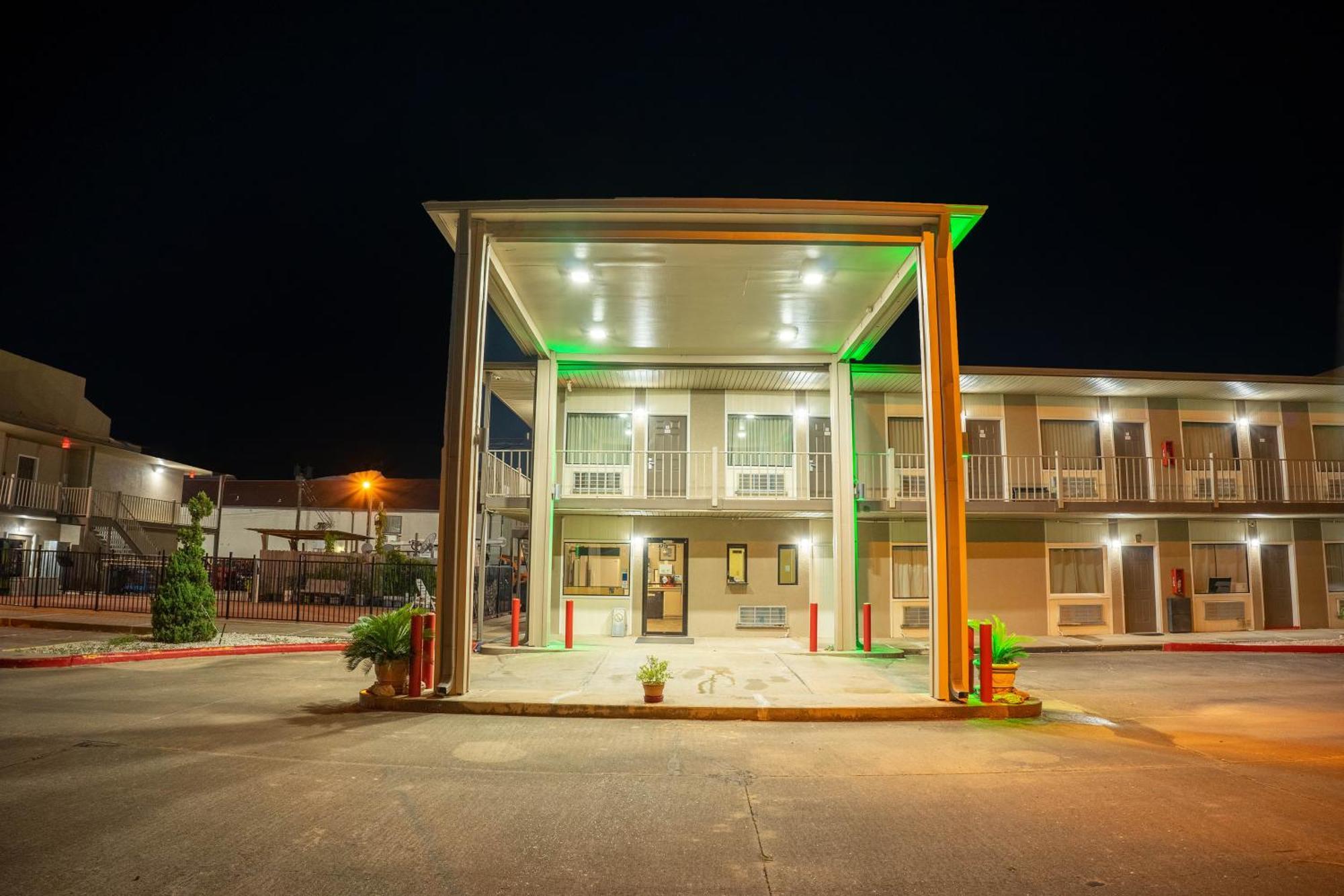 Regency Inn & Suites By Oyo Bay City Tx Экстерьер фото