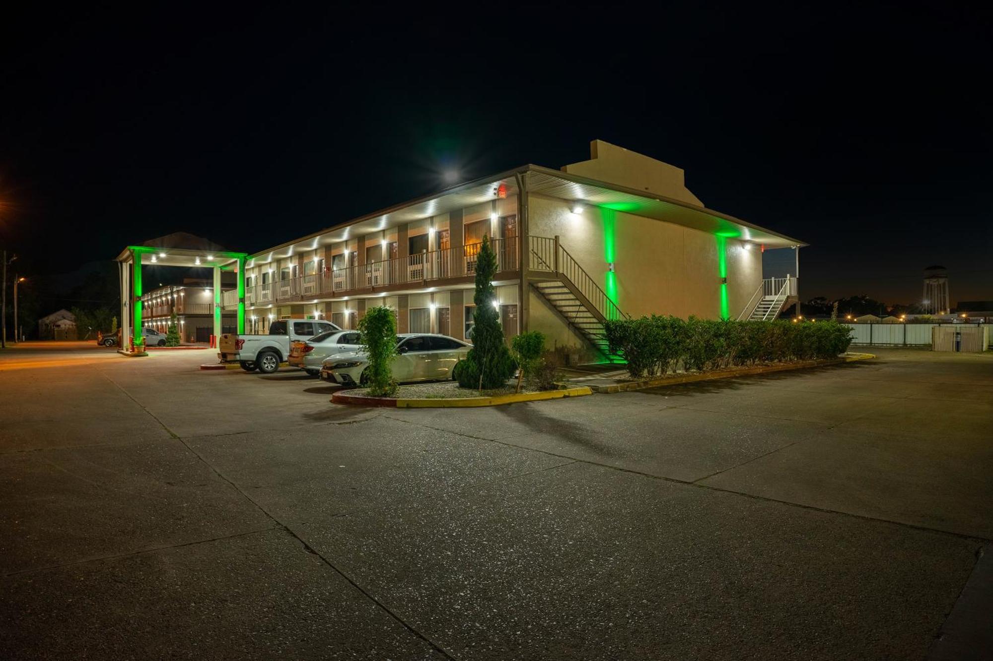 Regency Inn & Suites By Oyo Bay City Tx Экстерьер фото