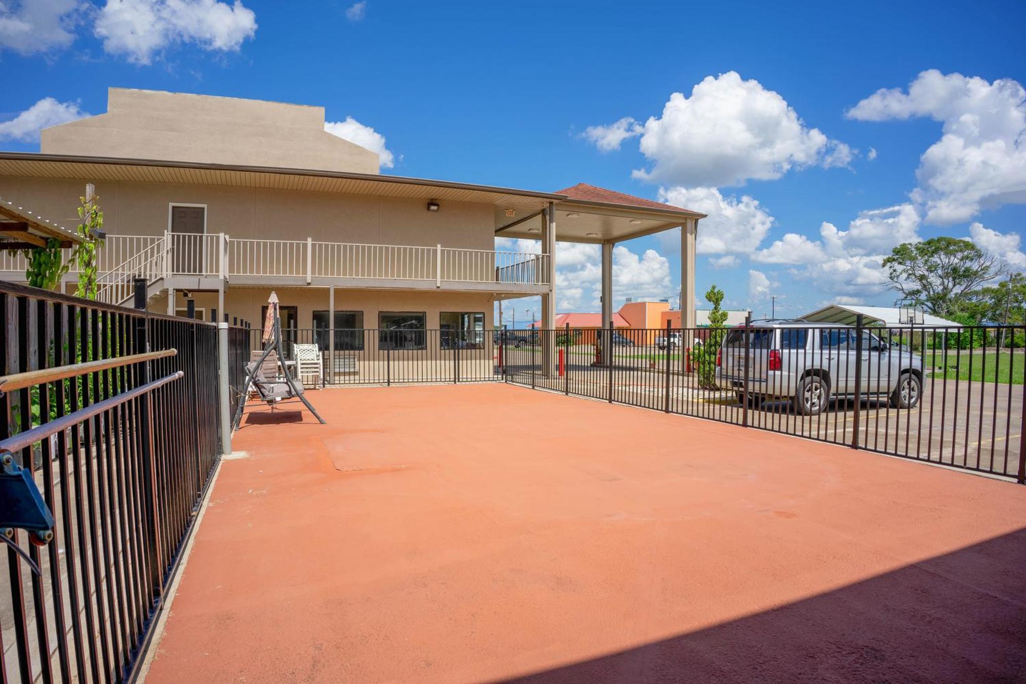 Regency Inn & Suites By Oyo Bay City Tx Экстерьер фото