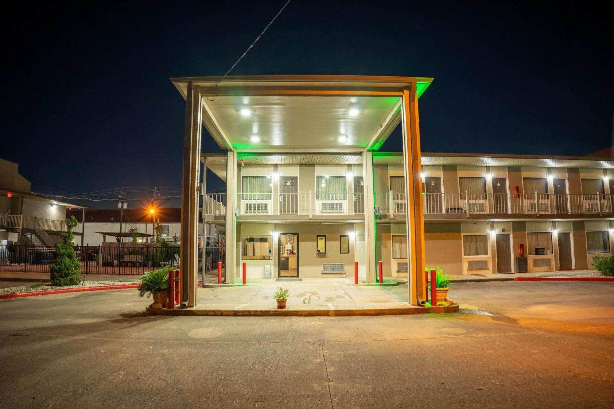 Regency Inn & Suites By Oyo Bay City Tx Экстерьер фото