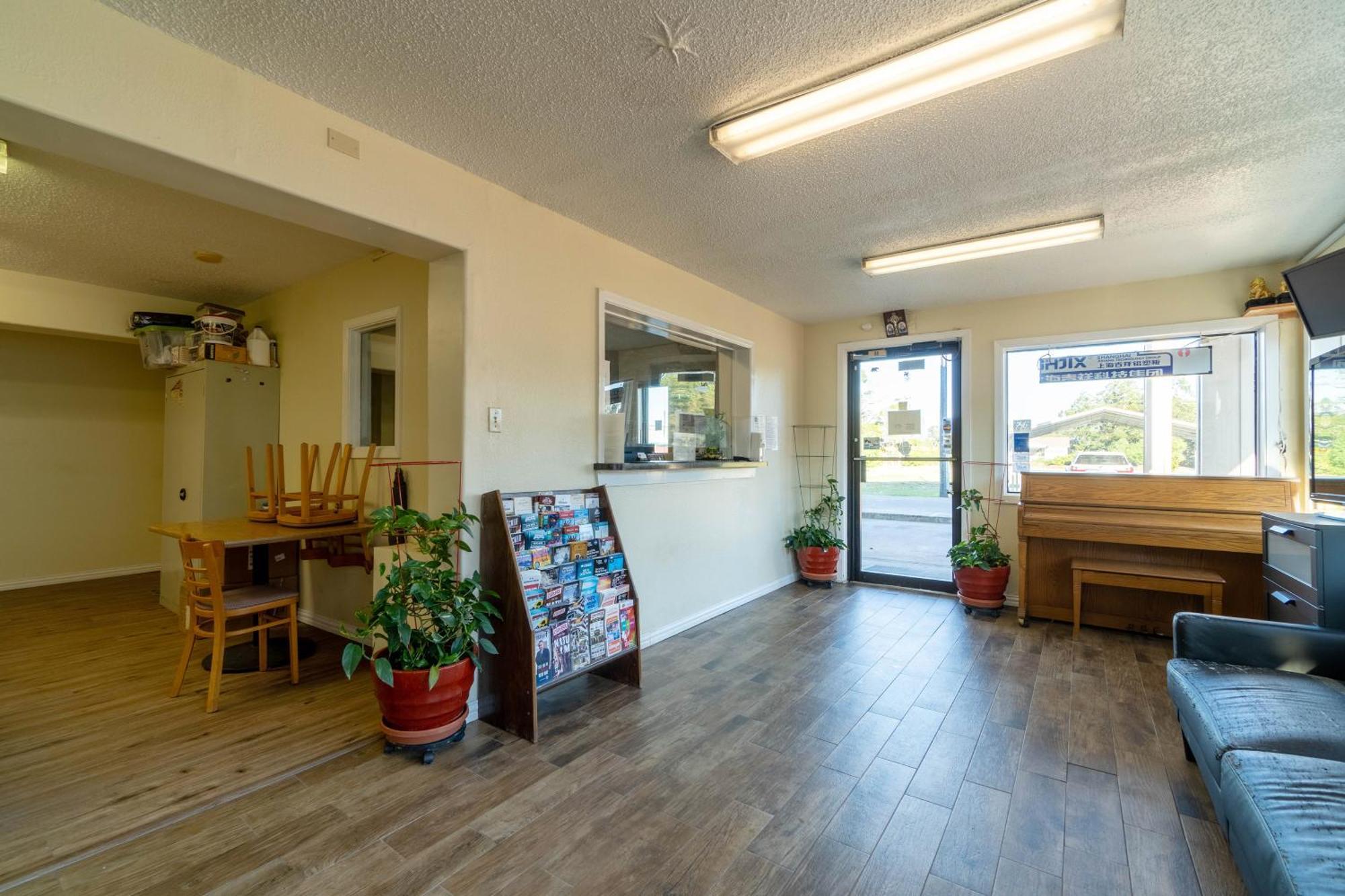 Regency Inn & Suites By Oyo Bay City Tx Экстерьер фото