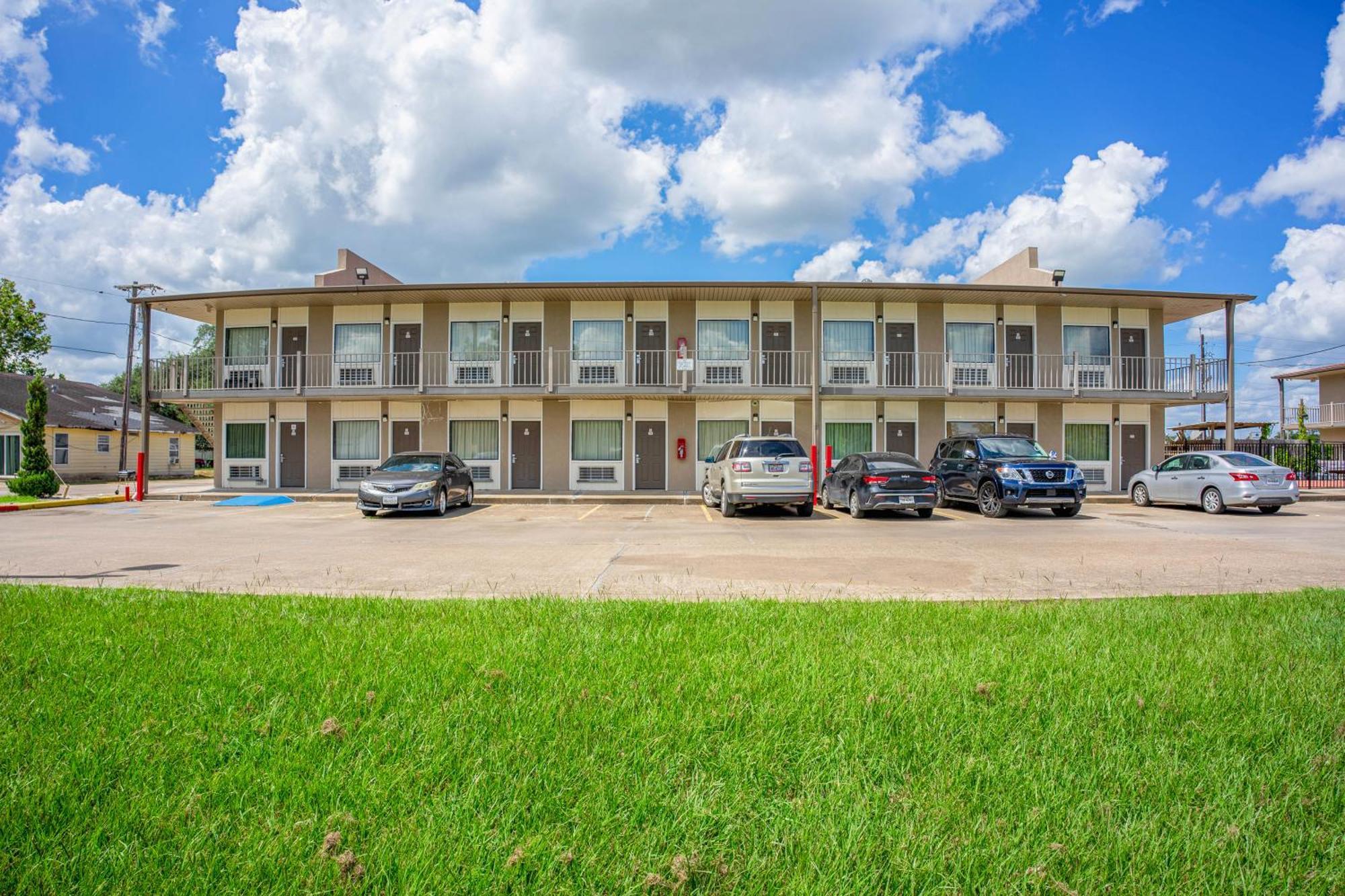Regency Inn & Suites By Oyo Bay City Tx Экстерьер фото