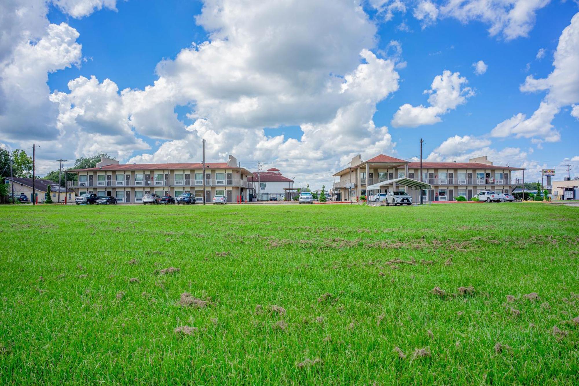 Regency Inn & Suites By Oyo Bay City Tx Экстерьер фото