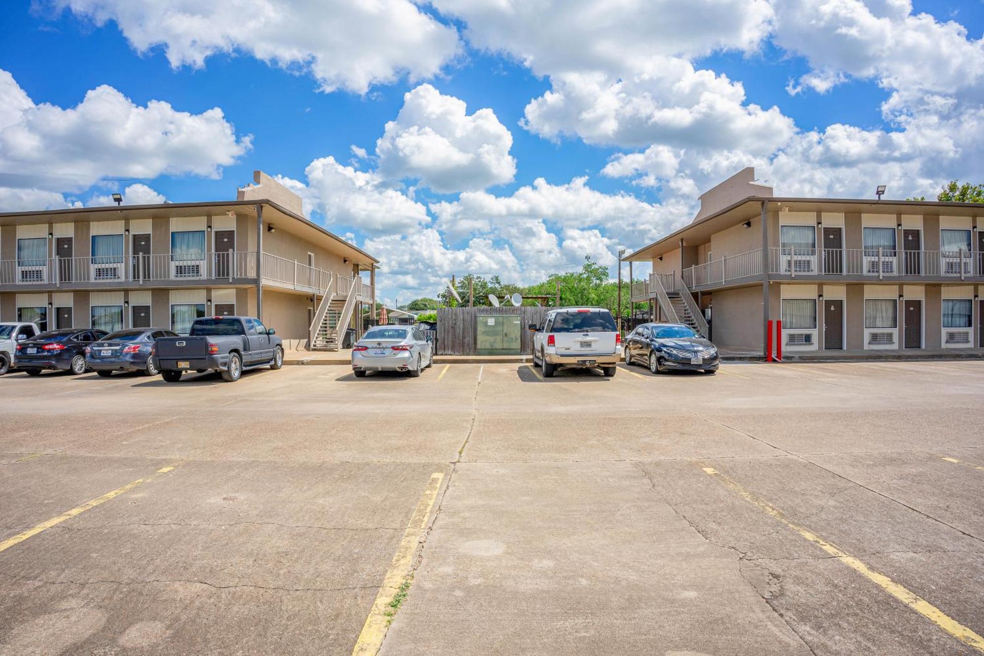 Regency Inn & Suites By Oyo Bay City Tx Экстерьер фото