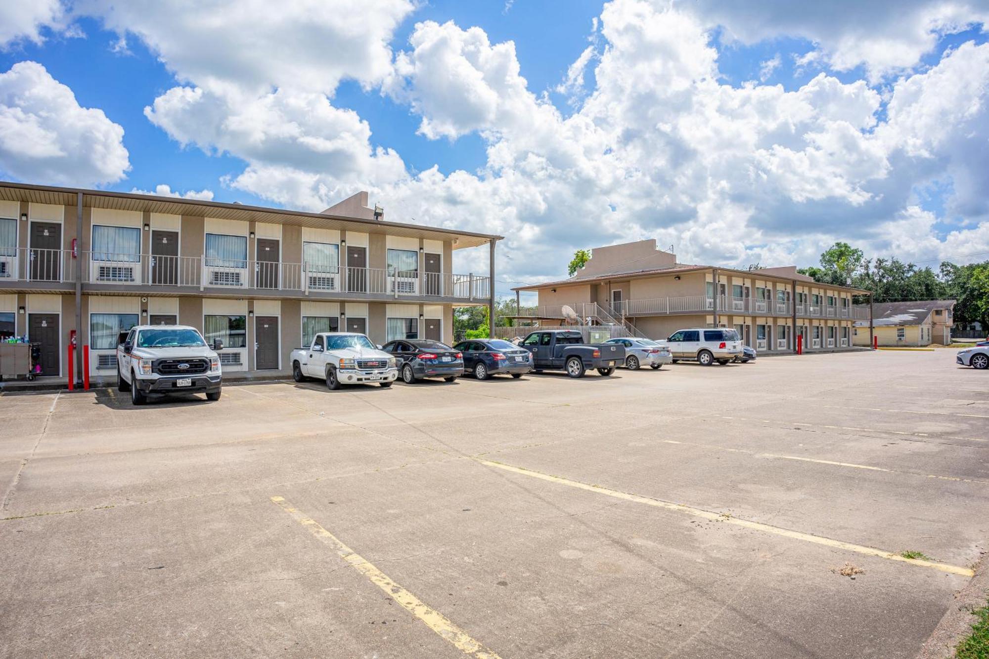 Regency Inn & Suites By Oyo Bay City Tx Экстерьер фото